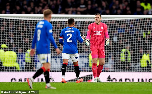 Jack Butland et James Tavernier discutent après avoir encaissé le premier but