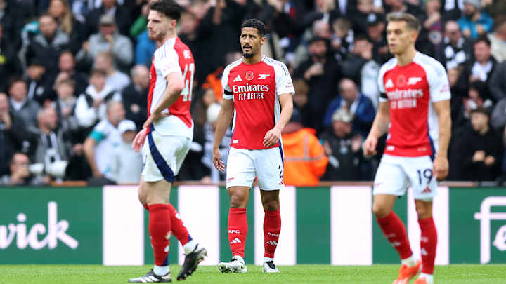 Declan Rice, William Saliba et Leandro Trossard look on after Newcastle's goal