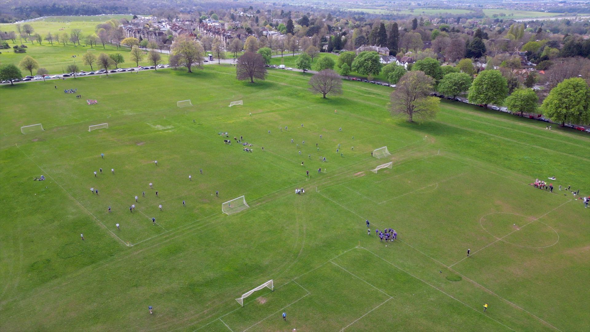 Vue aérienne des matchs de football se déroulant à Clifton Downs, Bristol