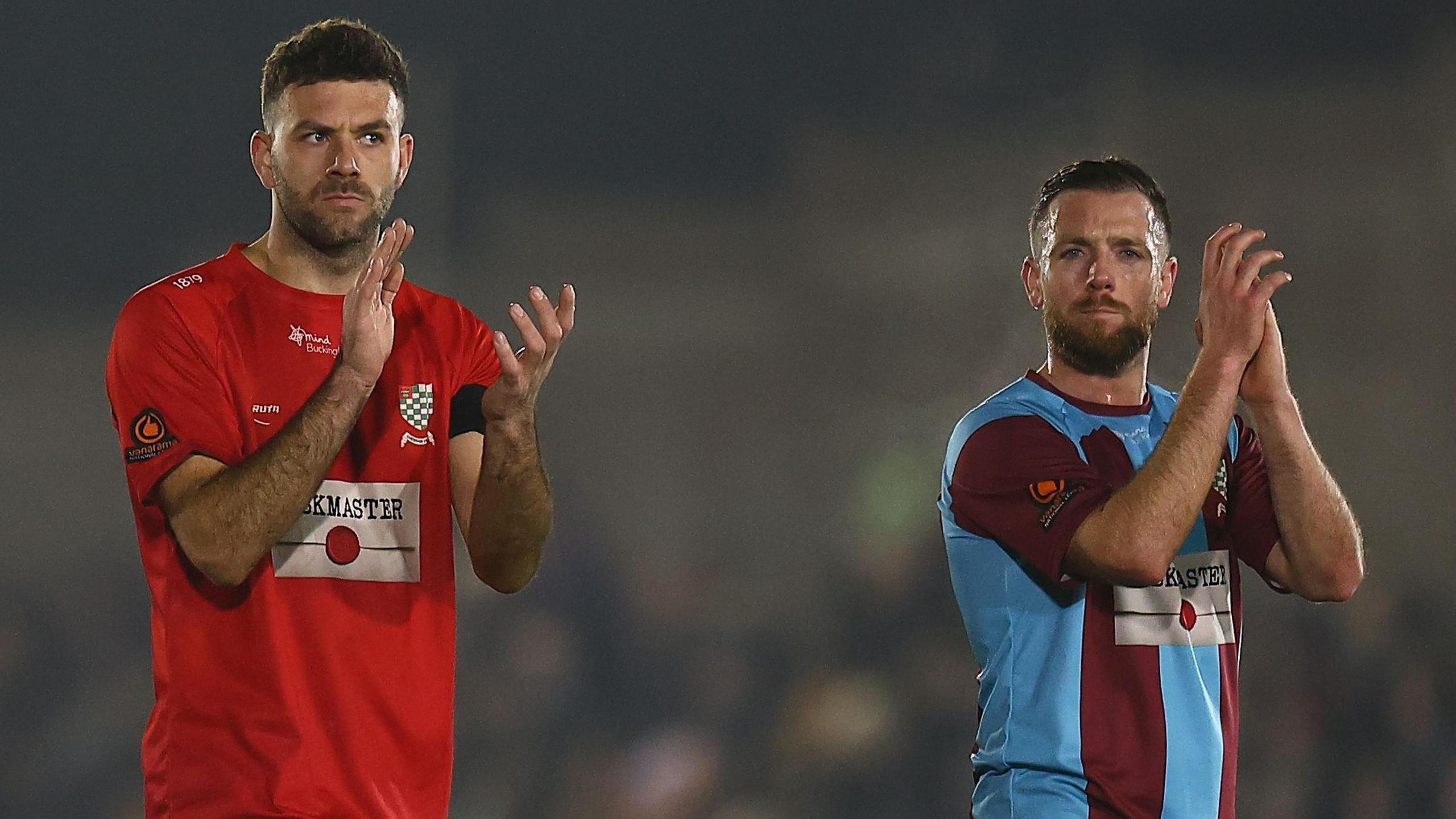 Chesham United applaudit ses supporters après la défaite contre Lincoln City en FA Cup