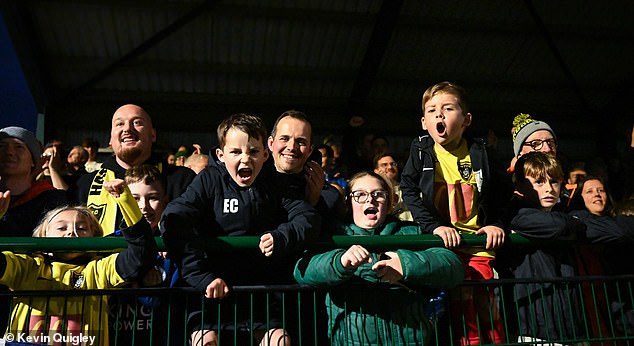 Les supporters de Harborough célèbrent une victoire