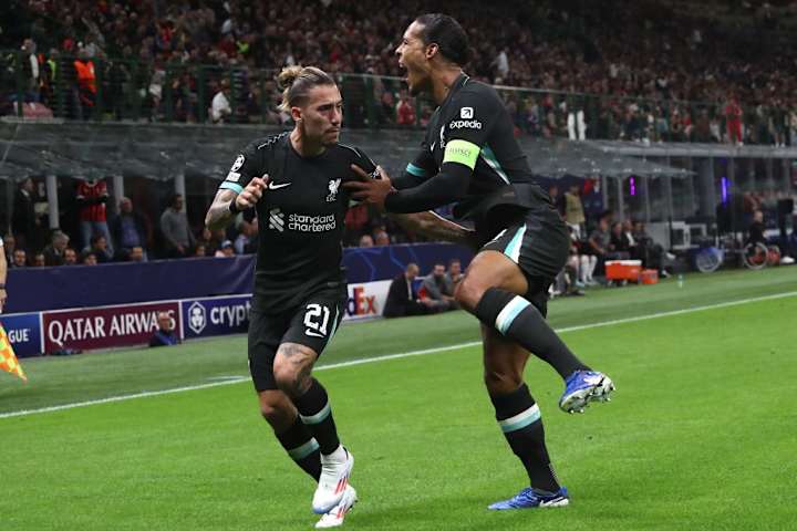 Virgil van Dijk, Kostas Tsimikas lors d'un match