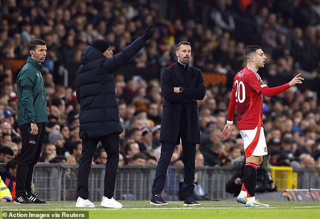 Van Nistelrooy a enregistré deux victoires et un match nul en tant qu'entraîneur intérimaire.