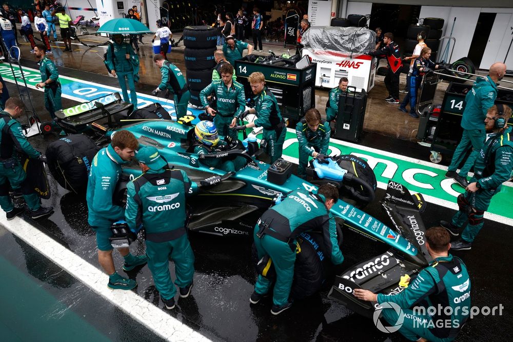 Fernando Alonso, Aston Martin AMR24, dans les stands