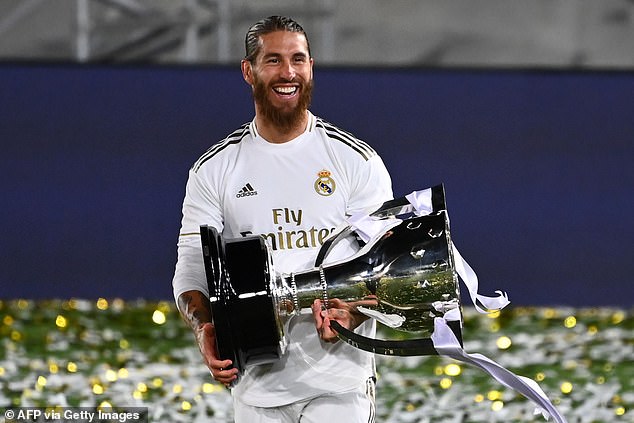 Ramos célébrant un trophée avec le Real Madrid