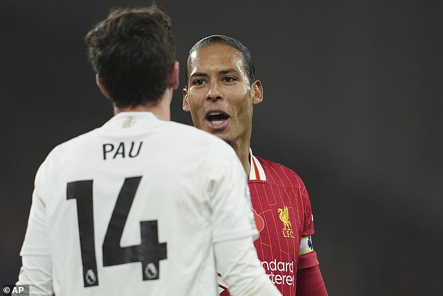 Virgil van Dijk se moque de Pau Torres lors d'un moment chaud à Anfield