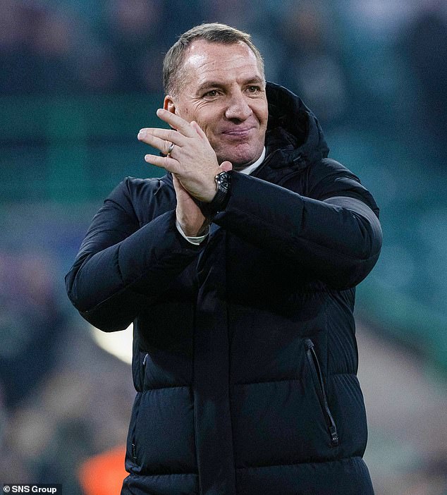 Brendan Rodgers célébrant après la victoire contre RB Leipzig.