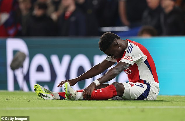 Bukayo Saka blessé après un tacle de Marc Cucurella.