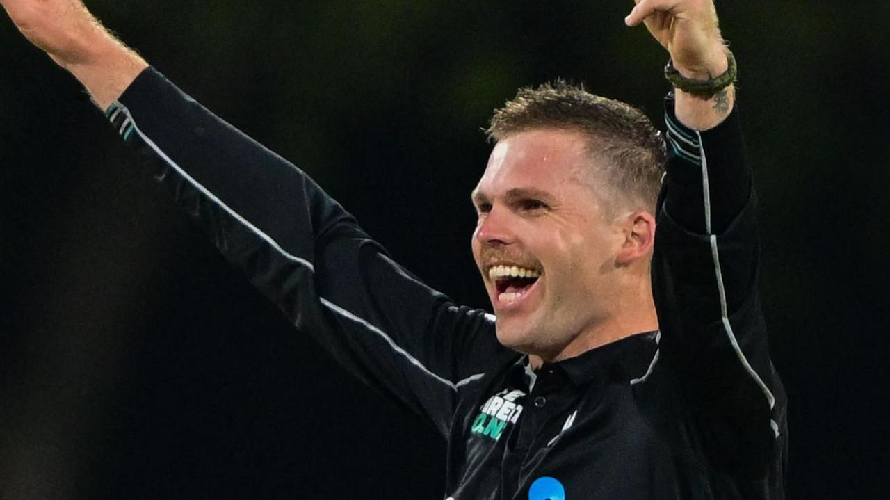 Lockie Ferguson célèbre son hat-trick