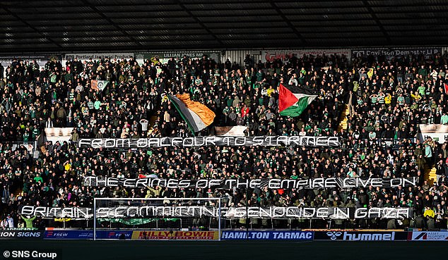 Les supporters du Celtic huent lors de la minute de silence