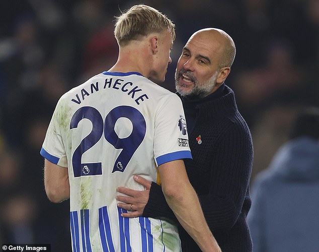 Discussion entre Guardiola et Van Hecke