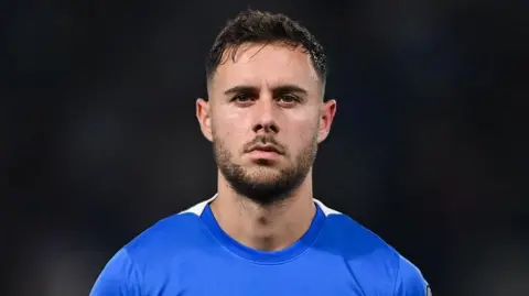 George Baldock en Grèce, portant un maillot bleu