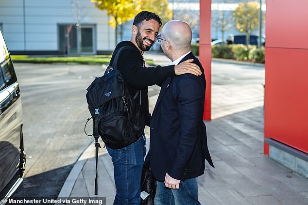 Ruben Amorim souriant à son arrivée au centre d'entraînement de Manchester United, accueilli par le PDG Omar Berrada