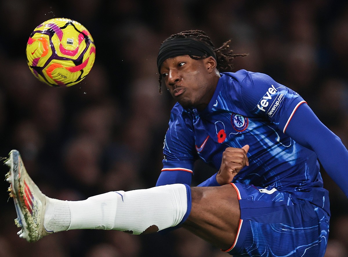 Noni Madueke contrôle le ballon lors de la rencontre Chelsea vs Arsenal