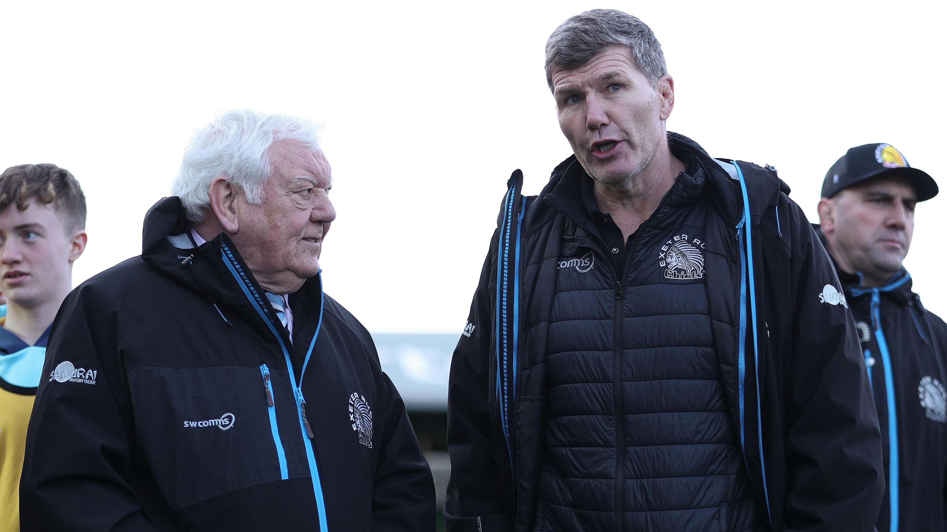 Tony Rowe discute avec Rob Baxter