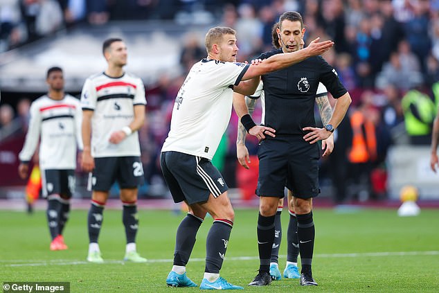 Matthijs de Ligt a soutenu que Danny Ings avait contrôlé le ballon avec la main