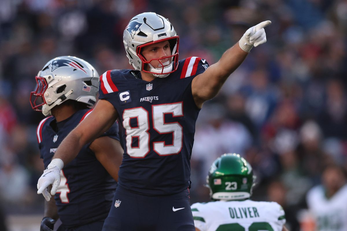 Hunter Henry des New England Patriots réagit après un premier down lors du quatrième quart contre les New York Jets