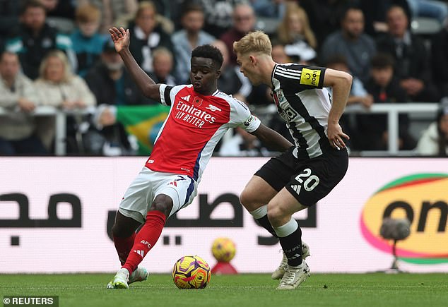 Lewis Hall en action contre Bukayo Saka