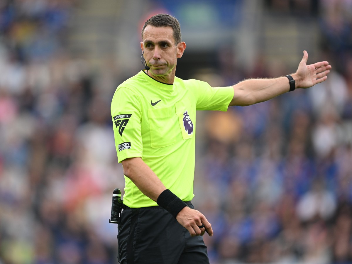 David Coote arbitrant en Premier League