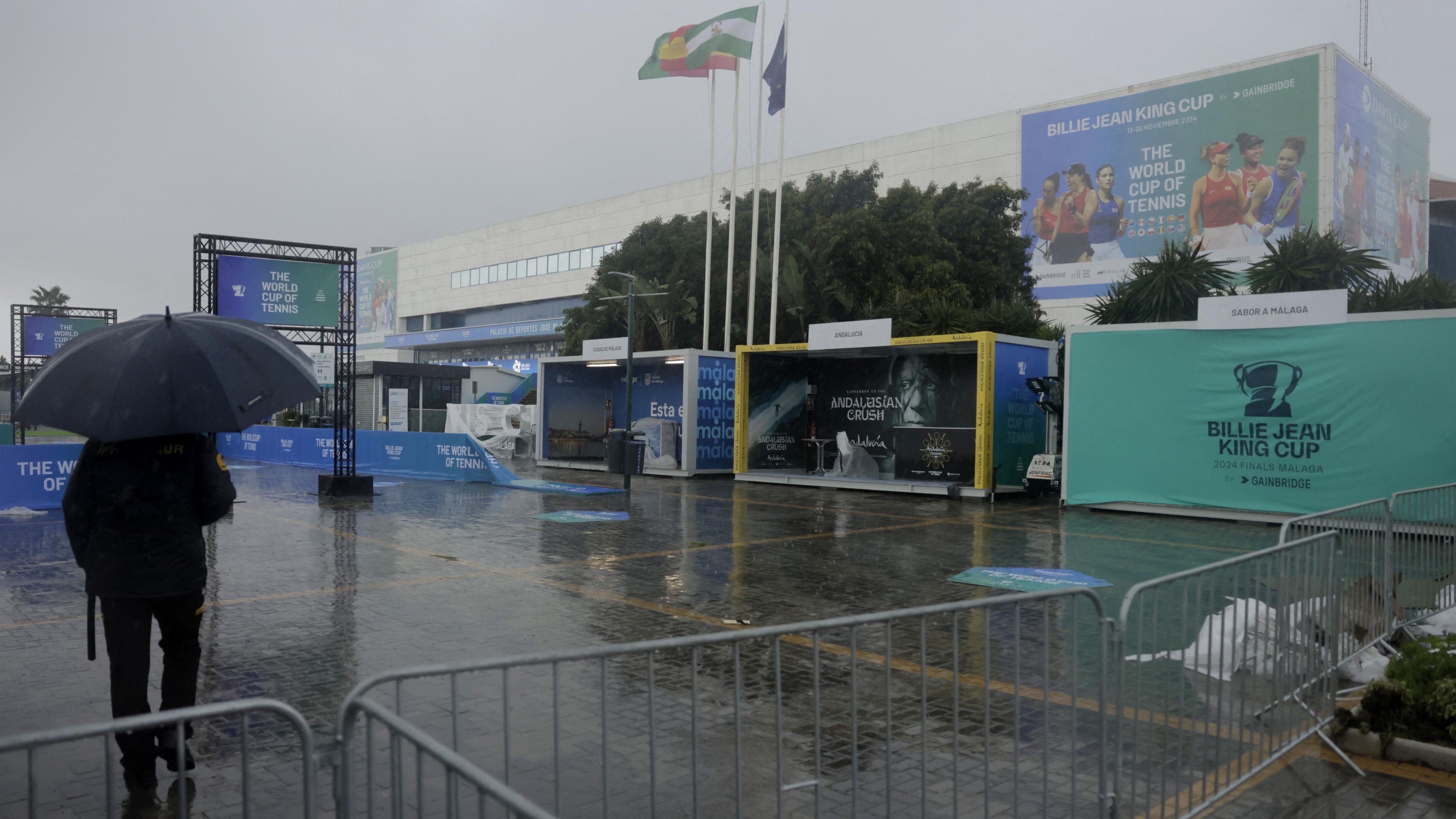 Vue générale à l'extérieur du stade après le report du match entre l'Espagne et la Pologne.