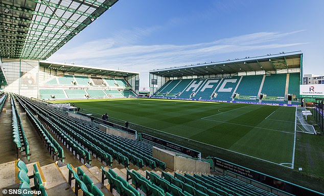 Hibernian a confirmé que White a démissionné avant la conclusion d'une enquête interne