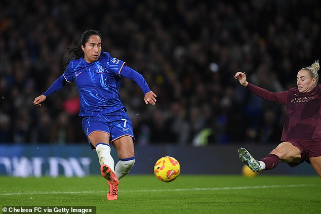 Mayra Ramirez (gauche) a ouvert le score à Stamford Bridge avec une superbe course en solo