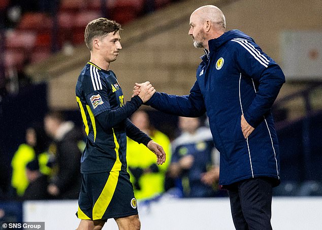 Steve Clarke félicite Ryan Gauld après le match contre la Croatie