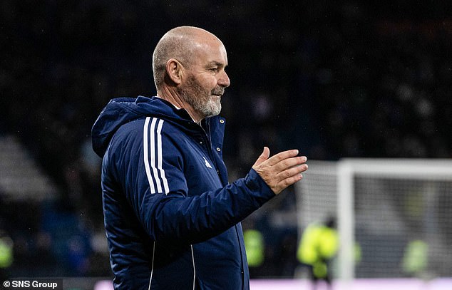 Steve Clarke prenant la parole sur Ben Doak