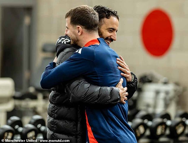 Ruben Amorim rencontre des joueurs tout en se préparant pour son premier match