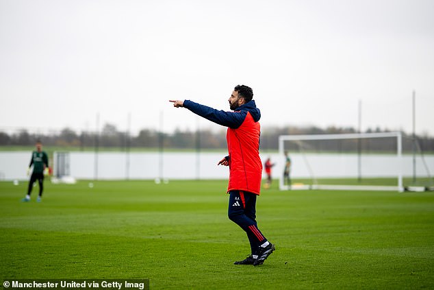 Nouvel entraîneur Ruben Amorim lors de sa première séance d'entraînement à Manchester United