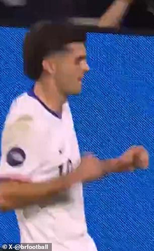 Christian Pulisic célèbre après avoir marqué contre la Jamaïque