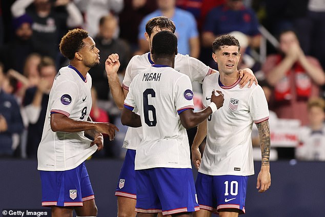 Pulisic célébrant son deuxième but avec ses coéquipiers de l'équipe américaine