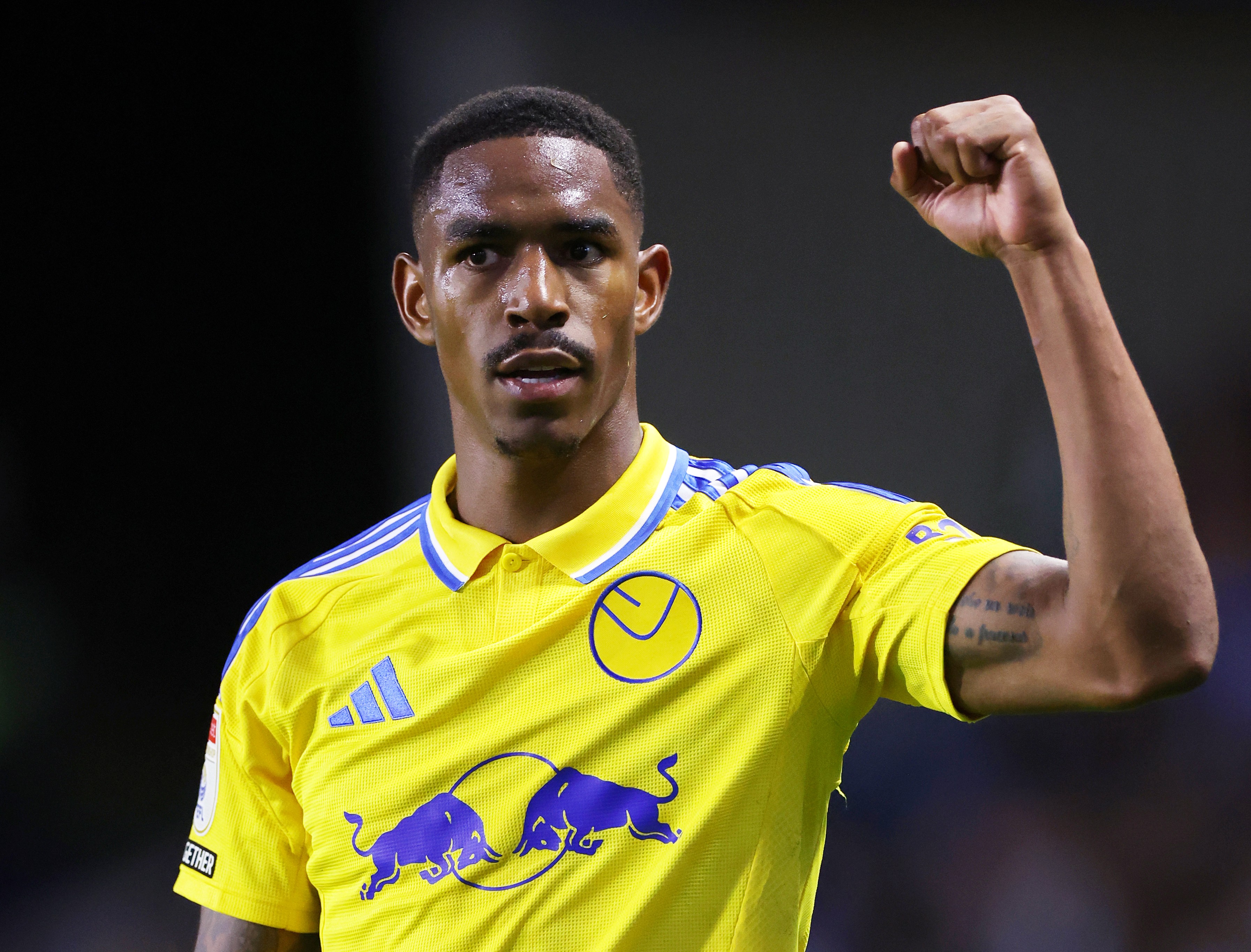 Junior Firpo de Leeds United célèbre