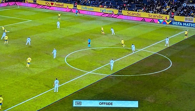 Les lignes ont été tracées à un moment inapproprié, où le joueur recevant le ballon était en position d'être en jeu.