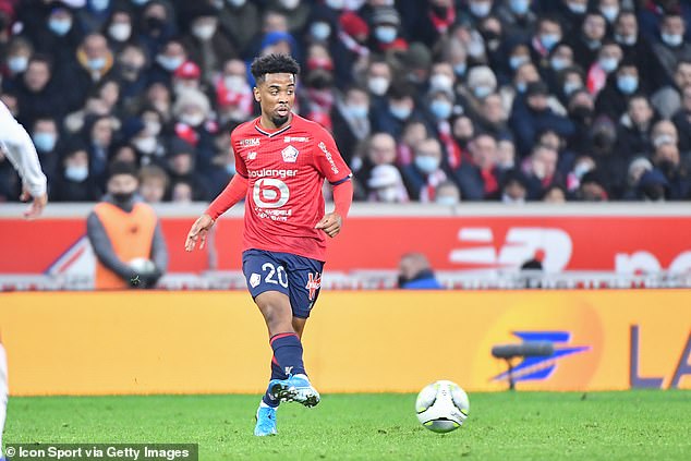 Manchester United vise Angel Gomes