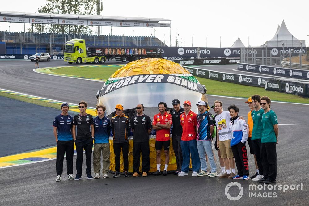 Les pilotes s'alignent sur la piste pour une séance photo en hommage à Ayrton Senna