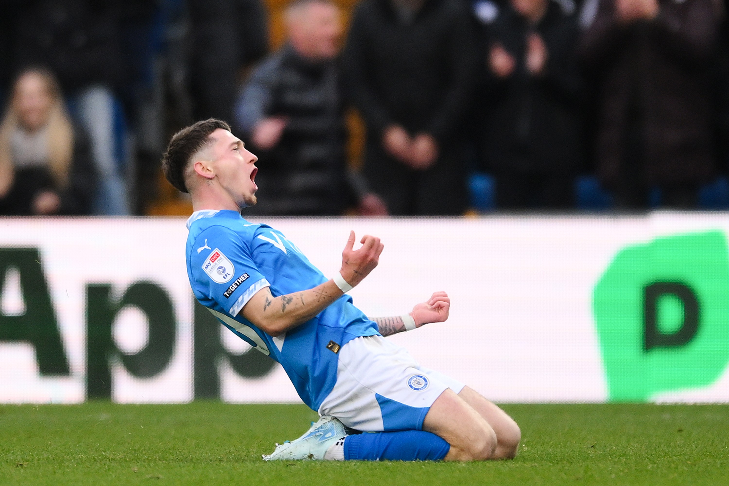 Louie Barry de Stockport County célèbre