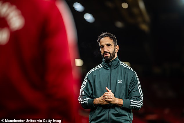 Ruben Amorim discutant avec les fans lors d'une visite à Old Trafford