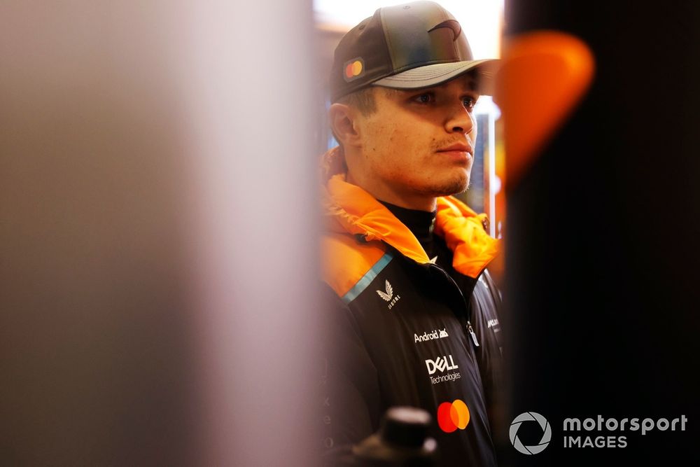 Lando Norris, McLaren F1 Team, dans le garage