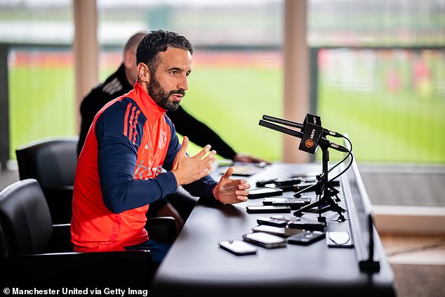 Ruben Amorim s'adressant aux médias britanniques pour la première fois en tant qu'entraîneur de Manchester United