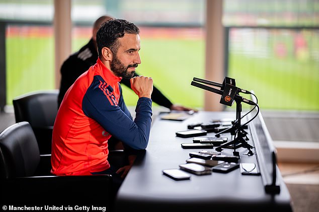 Ruben Amorim lors de sa conférence de presse avant son premier match en tant qu'entraîneur de Manchester United