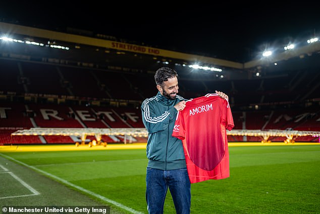 Ruben Amorim avec son équipe lors d'une séance d'entraînement à Manchester United