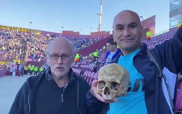 Un fan de Sporting Racing avec le crâne de son grand-père lors de la finale