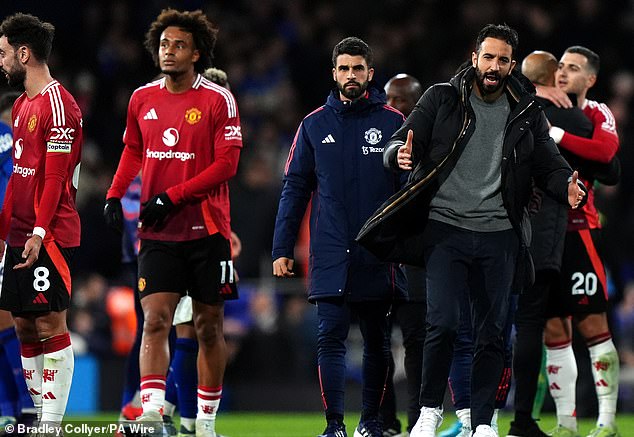 Ruben Amorim et ses joueurs saluent les fans de Man United