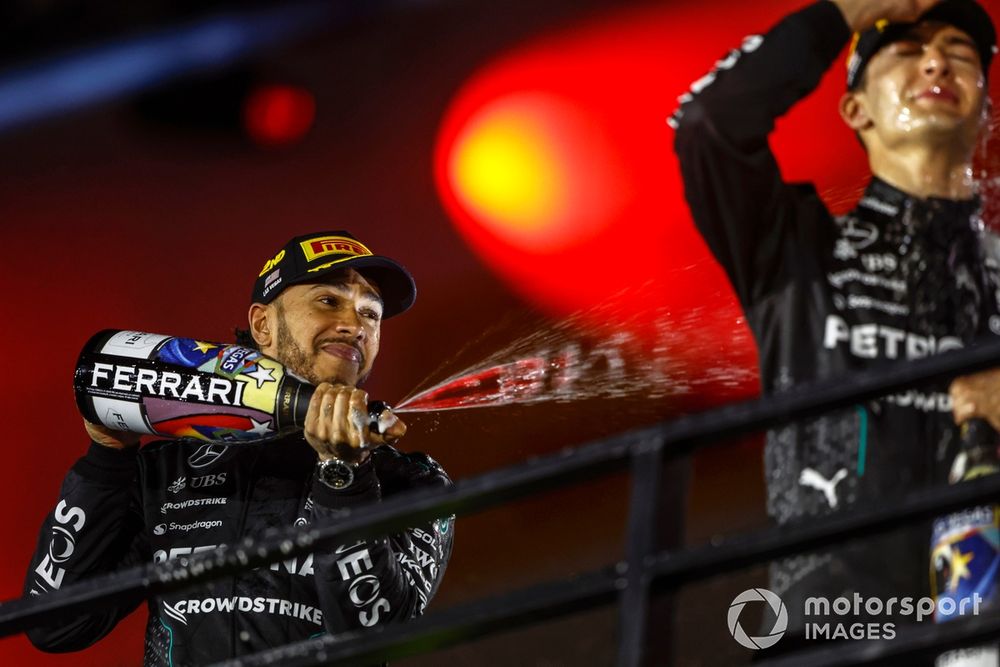 Lewis Hamilton, Mercedes-AMG F1 Team, 2ème position, arrose George Russell, Mercedes-AMG F1 Team, 1ère position, avec du champagne sur le podium