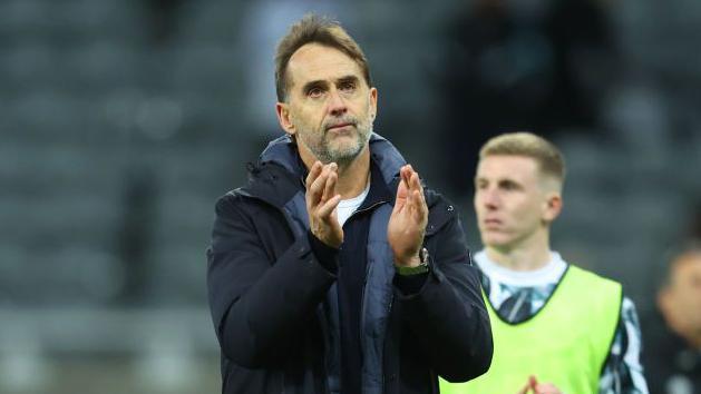 Julen Lopetegui applaudit les fans de West Ham après la victoire à Newcastle