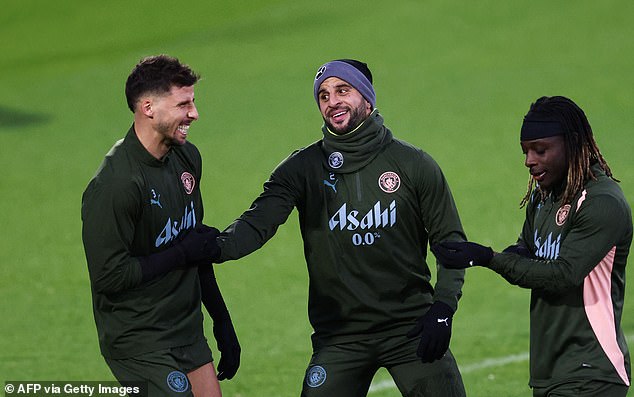 Ruben Dias (à gauche) et Jeremy Doku (à droite) sont de retour à l'entraînement pour Man City