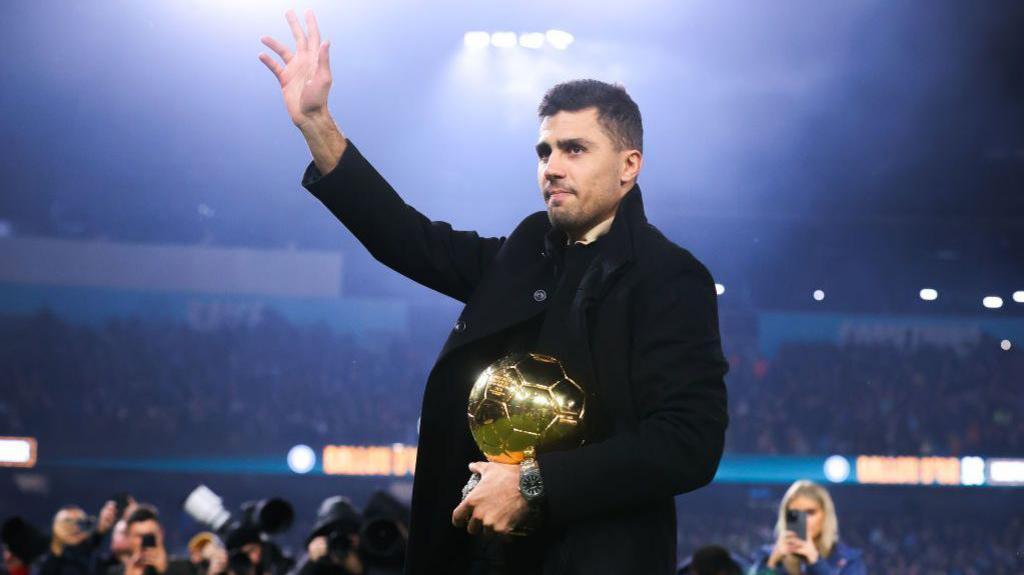 Rodri avec le trophée du Ballon d'Or