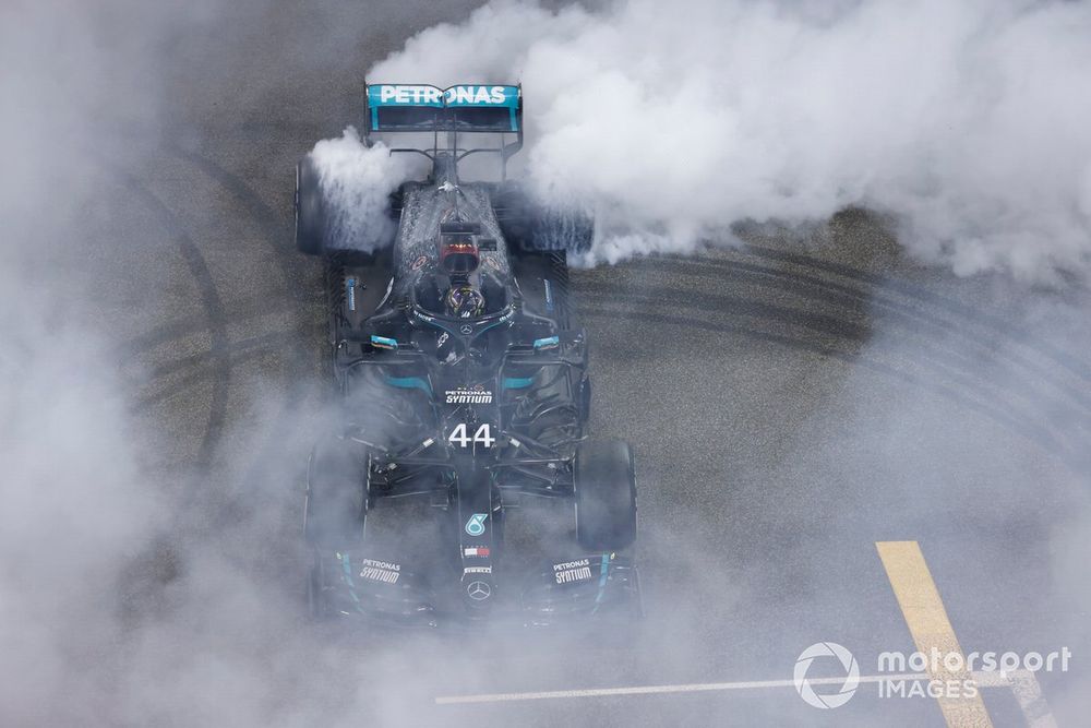 Lewis Hamilton, Mercedes-AMG F1, 3e position, effectue des donuts pour célébrer après la course