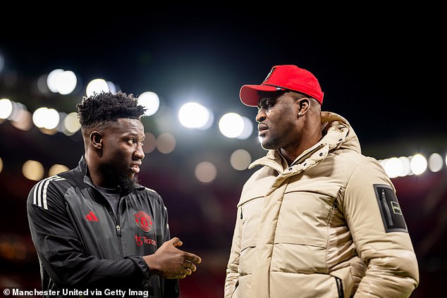 Ngannou et Onana en discussion pendant le match